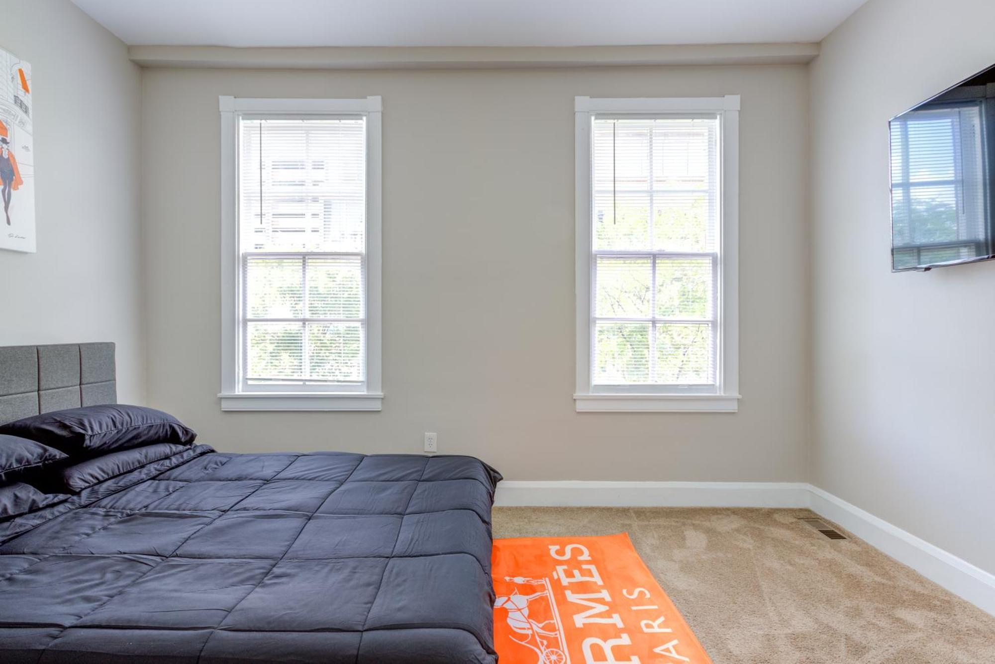 2-story Designer Theme 2br Apt Near The Inner Harbor